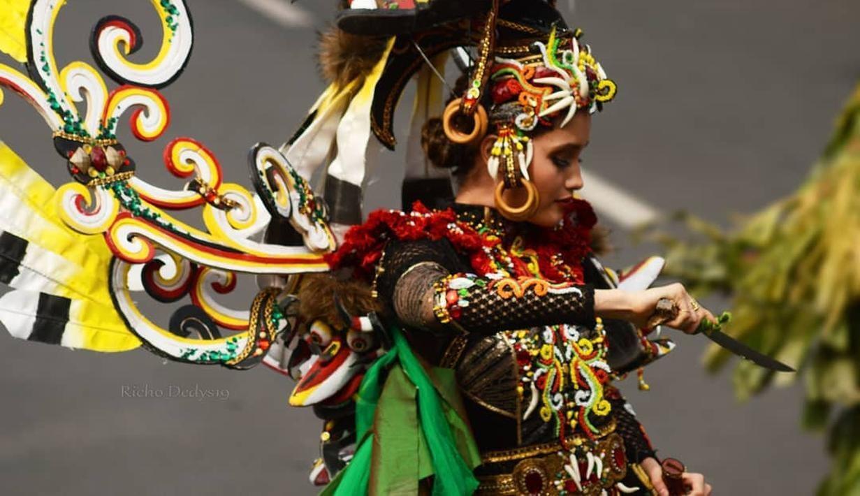 Hudoq, Busana Cinta Laura di Jember Fashion Carnaval yang Menuai Kontroversi!