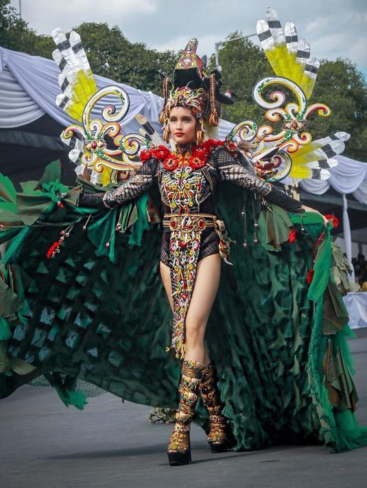 Hudoq, Busana Cinta Laura di Jember Fashion Carnaval yang Menuai Kontroversi!