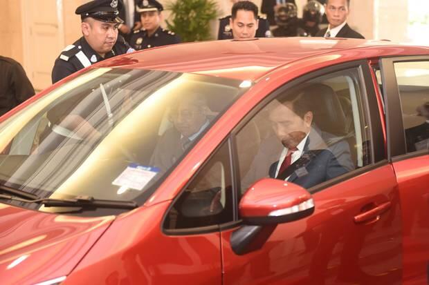 Mahathir Sopiri Jokowi Ajak Makan Siang di Rumahnya