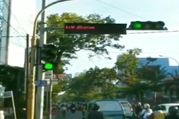 Heboh, Cinta Kandas Papan Led Lalu Lintas pun Diretas