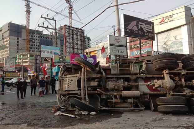 Rem Blong, Truk Molen Terguling, Sopir Terjepit di Kabin