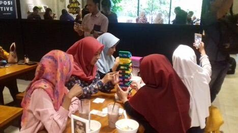 Mungkin Hanya Ada di Indonesia, Hal Unik Pas Lagi di Coffee Shop Kekinian