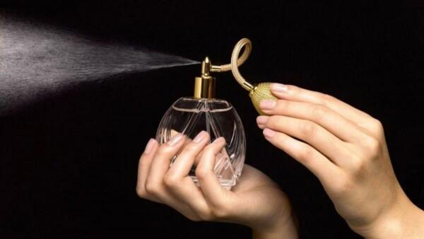 5 Tips Memilih Parfum yang Tepat dan Awet untuk Wanita, Gak Sulit!