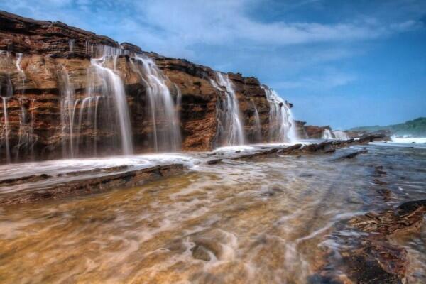 10 Potret Keindahan Laut & Air Terjun Menyatu di Pantai Karang Taraje