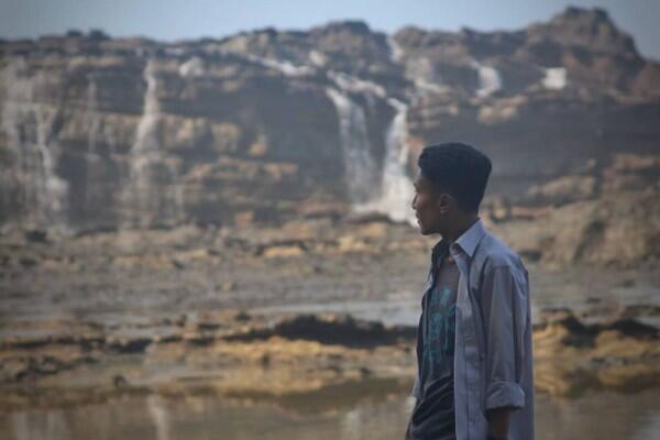 10 Potret Keindahan Laut & Air Terjun Menyatu di Pantai Karang Taraje