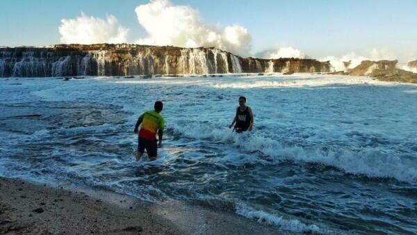 10 Potret Keindahan Laut & Air Terjun Menyatu di Pantai Karang Taraje