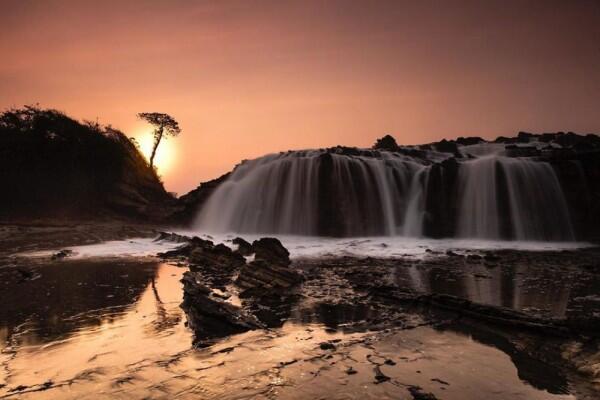 10 Potret Keindahan Laut & Air Terjun Menyatu di Pantai Karang Taraje