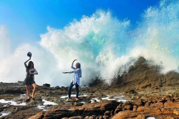10 Potret Keindahan Laut & Air Terjun Menyatu di Pantai Karang Taraje