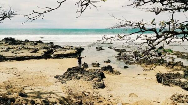 10 Potret Keindahan Laut & Air Terjun Menyatu di Pantai Karang Taraje