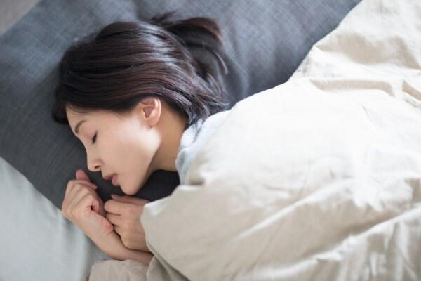 Bukan Gerah Cuma Suhu Kamar, Ini 10 Alasan Kamu Berkeringat saat Tidur