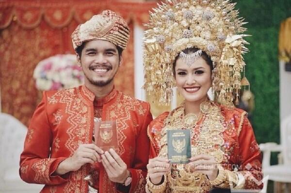 10 Referensi Baju Pernikahan Adat Minang, Indah & Mewah!