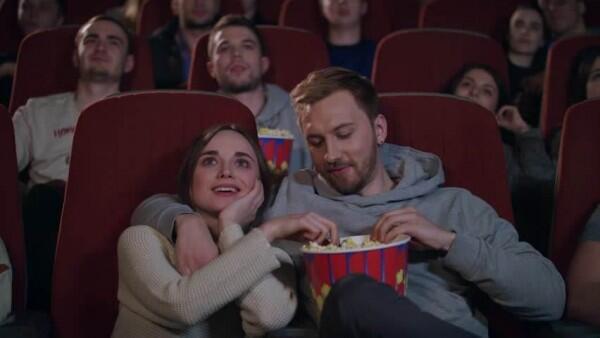 8 Hal yang Harus Kamu Ketahui sebelum Mengencani Fangirl
