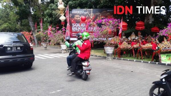 Hadiri Kongres PDIP di Bali, Risma Naik Ojek Online dari Bandara