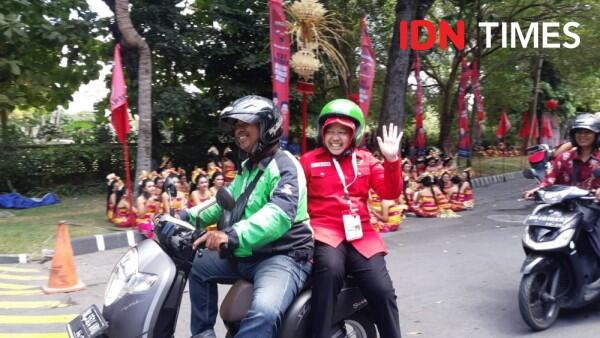 Hadiri Kongres PDIP di Bali, Risma Naik Ojek Online dari Bandara