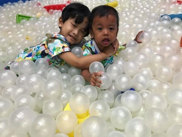 10 Kebersamaan Dede Sunandar & Anak Bungsu yang Idap Penyakit Langka