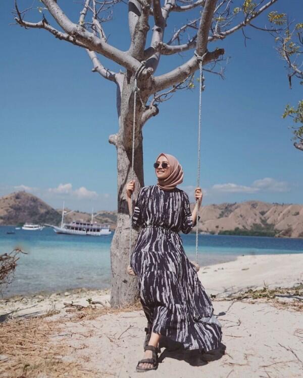 7 Inspirasi OOTD Liburan untuk Hijaber ala Mega Iskanti