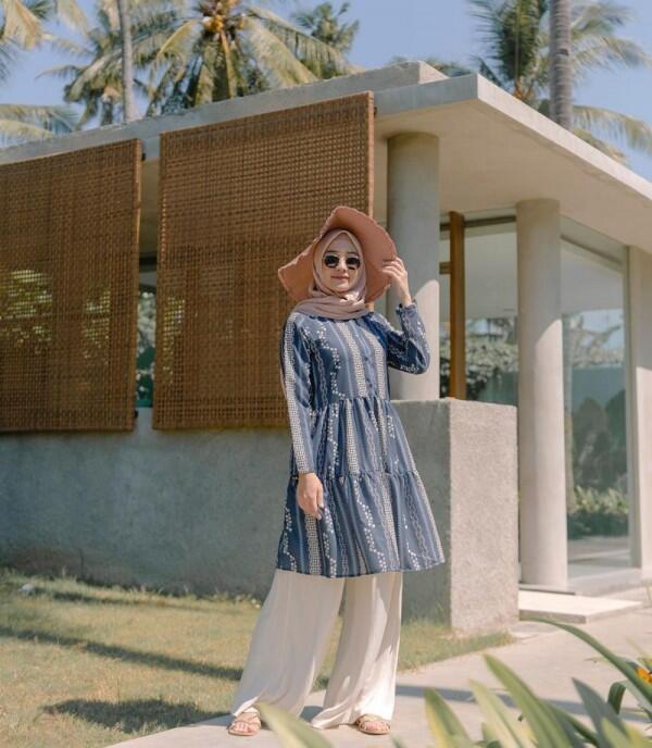 7 Inspirasi OOTD Liburan untuk Hijaber ala Mega Iskanti