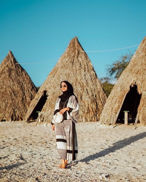 7 Inspirasi OOTD Liburan untuk Hijaber ala Mega Iskanti