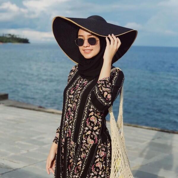 7 Inspirasi OOTD Liburan untuk Hijaber ala Mega Iskanti