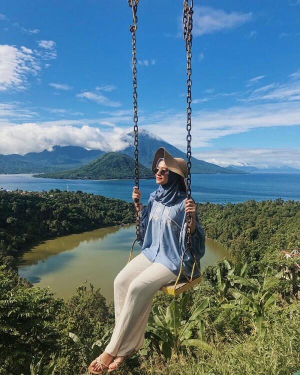 7 Inspirasi OOTD Liburan untuk Hijaber ala Mega Iskanti
