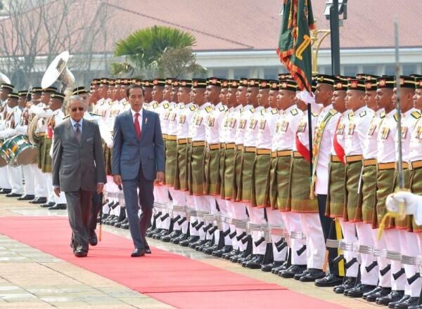 Kunjungan Kerja ke Malaysia, Jokowi Bahas Tiga Hal Ini dengan Mahathir