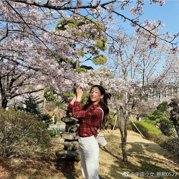 10 Inspirasi Gaya OOTD Liburan ala Eunseo WJSN yang Simple & Nyaman