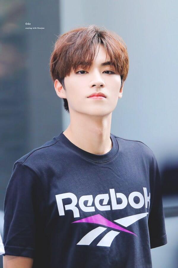 10 Potret Menawan Xiaojun WayV yang Genap 20 Tahun