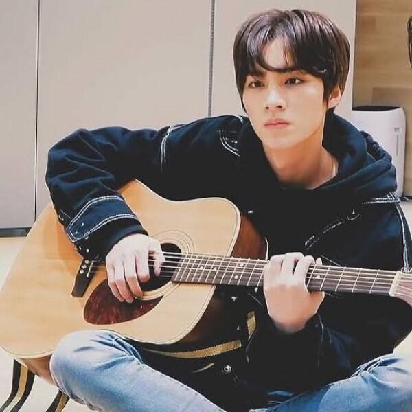 10 Potret Menawan Xiaojun WayV yang Genap 20 Tahun