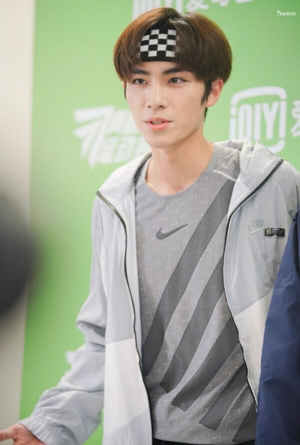 10 Potret Menawan Xiaojun WayV yang Genap 20 Tahun