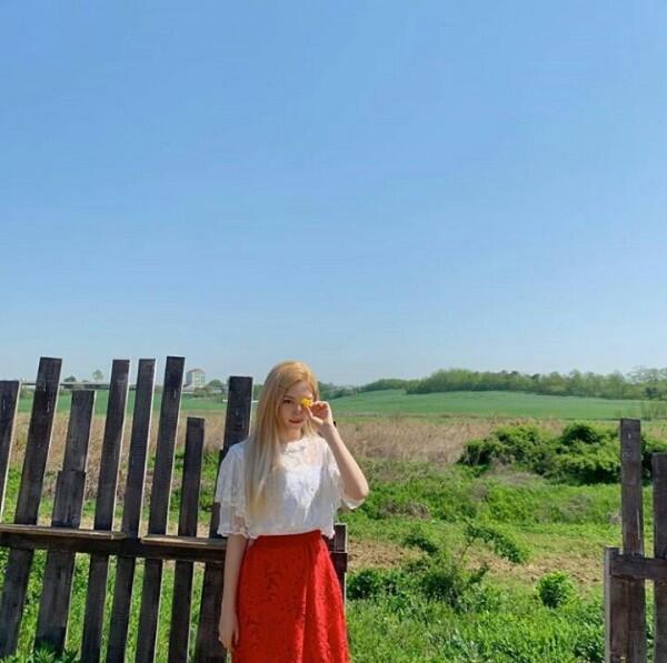 10 Inspirasi Gaya OOTD Liburan ala Eunseo WJSN yang Simple & Nyaman