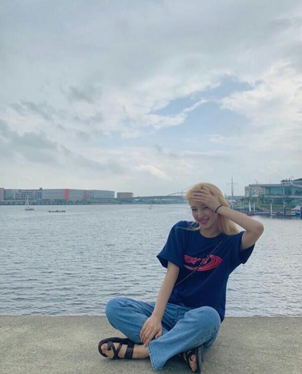 10 Inspirasi Gaya OOTD Liburan ala Eunseo WJSN yang Simple & Nyaman