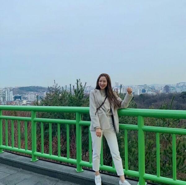 10 Inspirasi Gaya OOTD Liburan ala Eunseo WJSN yang Simple & Nyaman
