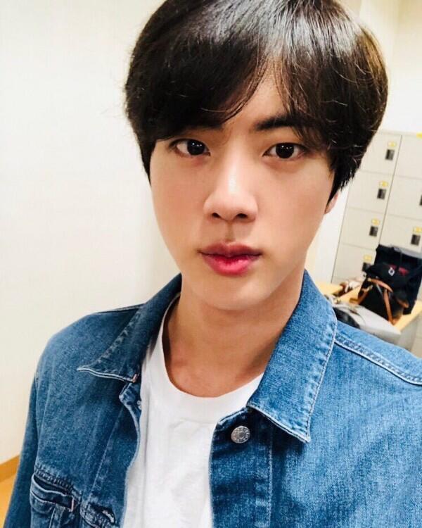 Bikin Hati Berdebar, 9 Idol KPop Pria Ini Memiliki Bentuk Bibir Seksi!