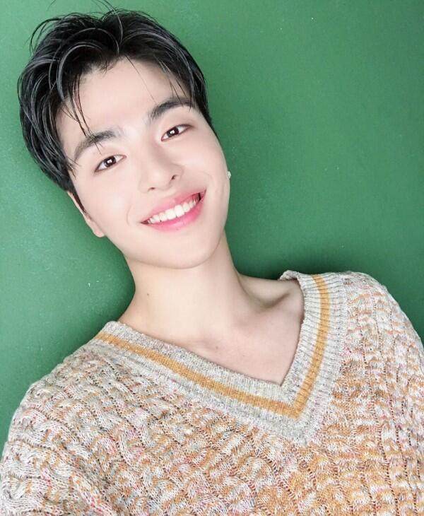 Bikin Hati Berdebar, 9 Idol KPop Pria Ini Memiliki Bentuk Bibir Seksi!