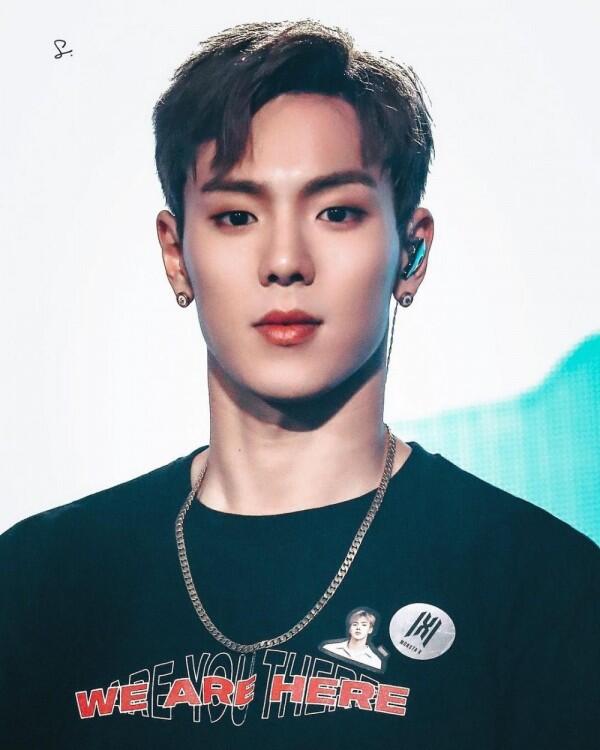 Bikin Hati Berdebar, 9 Idol KPop Pria Ini Memiliki Bentuk Bibir Seksi!