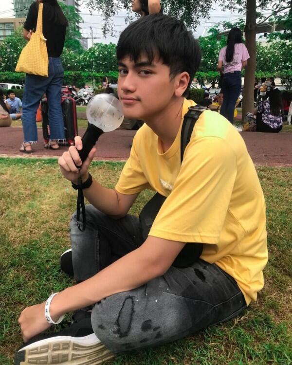 10 Potret Aktor Muda Naufal Azhar yang Ternyata Fanboy KPop, Gemes!