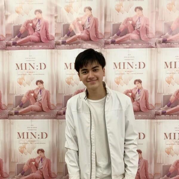 10 Potret Aktor Muda Naufal Azhar yang Ternyata Fanboy KPop, Gemes!