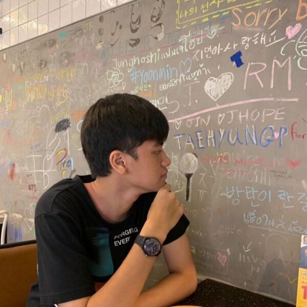 10 Potret Aktor Muda Naufal Azhar yang Ternyata Fanboy KPop, Gemes!