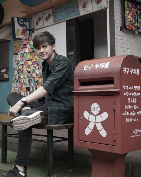 10 Potret Aktor Muda Naufal Azhar yang Ternyata Fanboy KPop, Gemes!