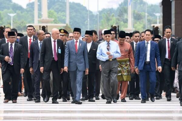 Kompak Berpeci, Jokowi dan Mahathir Salat Jumat Bersama di Malaysia