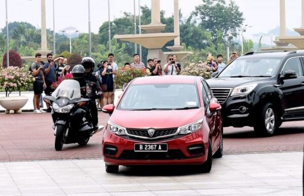Kompak Berpeci, Jokowi dan Mahathir Salat Jumat Bersama di Malaysia