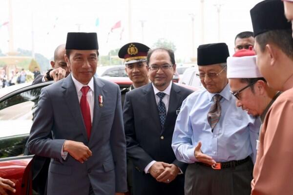 Kompak Berpeci, Jokowi dan Mahathir Salat Jumat Bersama di Malaysia