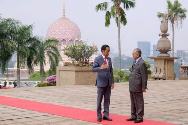 Kompak Berpeci, Jokowi dan Mahathir Salat Jumat Bersama di Malaysia