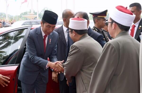 Kompak Berpeci, Jokowi dan Mahathir Salat Jumat Bersama di Malaysia