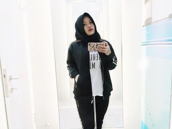 7 Gaya Busana Sporty Putri Delina, Adik Rizky Febian