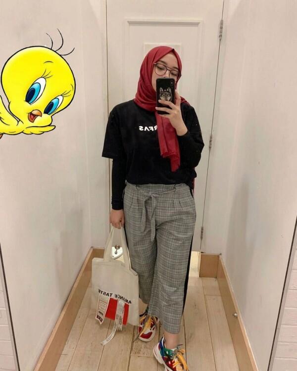 7 Gaya Busana Sporty Putri Delina, Adik Rizky Febian