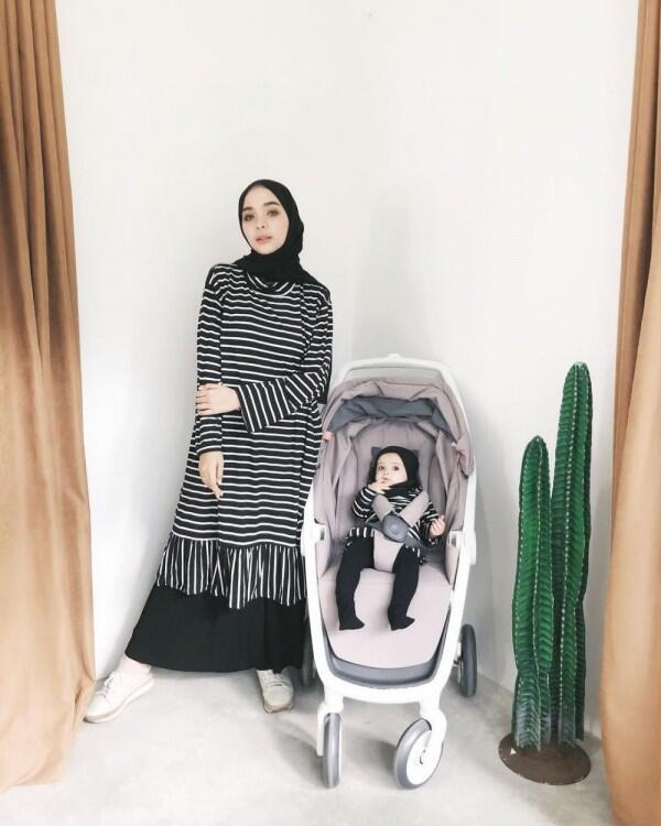 7 Inspirasi Baju Kembaran Ibu Anak ala Hamidah dan Shireen