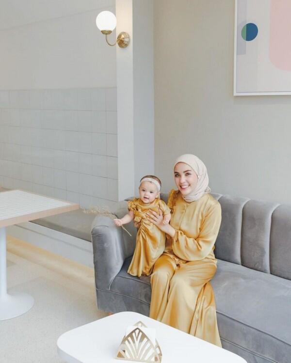 7 Inspirasi Baju Kembaran Ibu Anak ala Hamidah dan Shireen