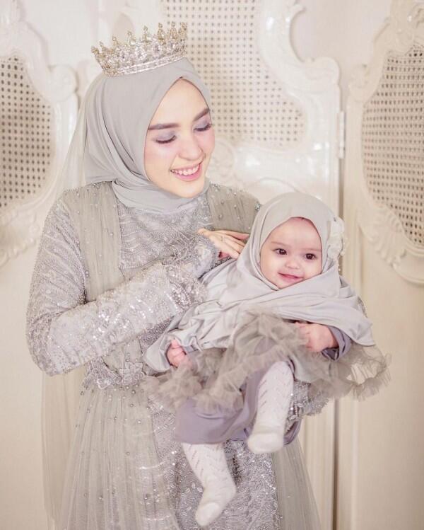 7 Inspirasi Baju Kembaran Ibu Anak ala Hamidah dan Shireen