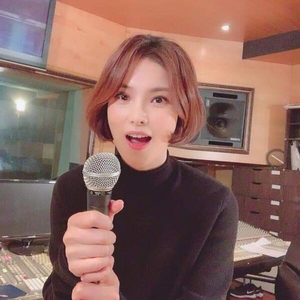 10 Potret Gummy, Penyanyi OST Hotel Del Luna yang Juarai Tangga Lagu